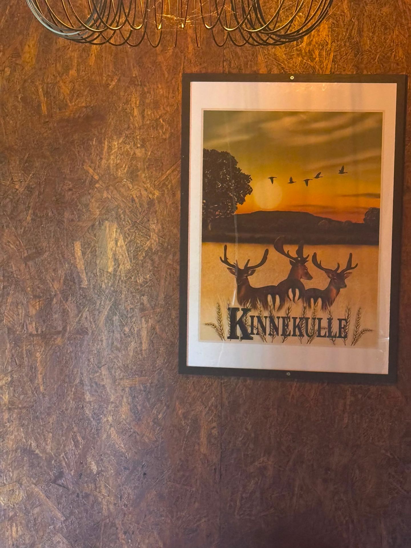 Kinnekulle-affisch på trävägg